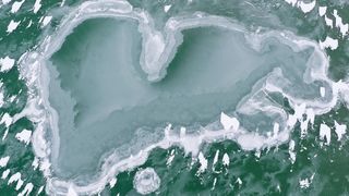 Balaton po letech znovu zamrzl. Nabízí výjimečné zimní scenérie