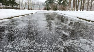 Na radaru nebylo nic vidět. Ranní ledovka zaskočila řidiče a meteorology