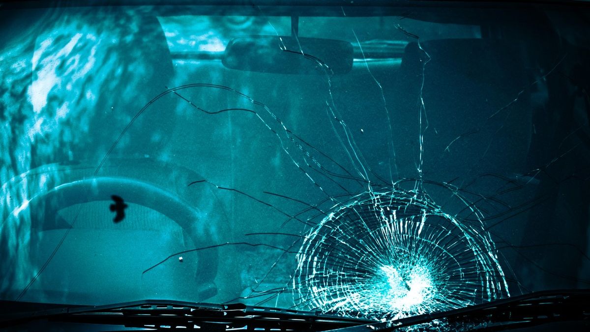 Kámen rozbil sklo u auta, viník to dosvědčil. Pojišťovna přesto škodu nezaplatí