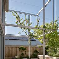 Na střeše nechybí solární panely.