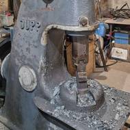 Jeden z historických strojů, které nemohou v kovárně Ondřeje Klíra chybět.