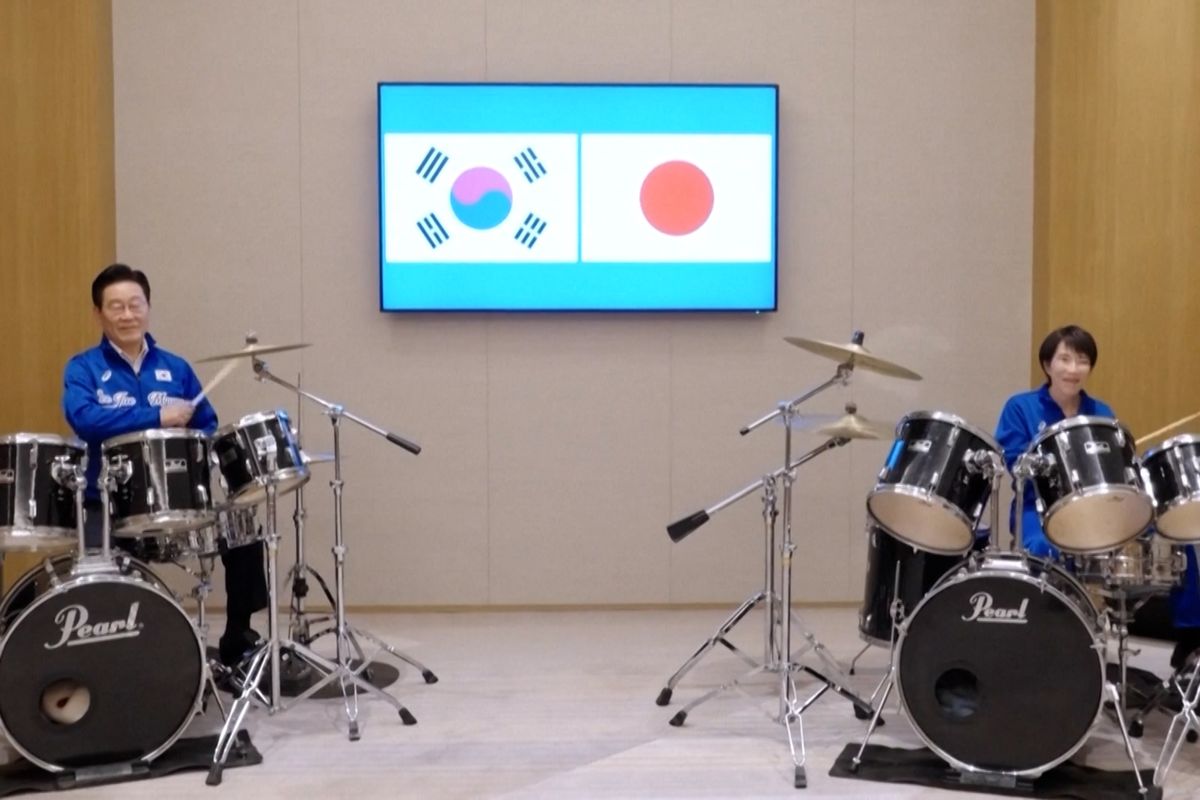 Japonská premiérka a korejský prezident si společně zahráli na bubny