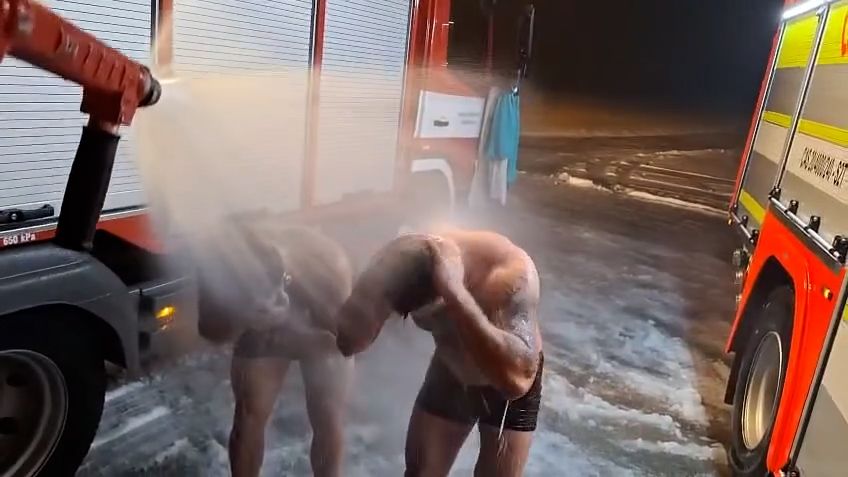 Když neteče voda. Urostlí hasiči z Týna se sprchují venku v boxerkách a sbírají tisíce lajků