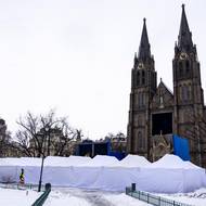 Natáčení filmu na Náměstí Míru a v kostele sv. Ludmily na snímku z 14. ledna 2026.