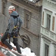 Lezci se s hrably pohybují na samotném okraji střechy. 