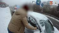 Jela autem obaleným sněhem. Brněnští policisté ji nechali vystoupit a škrábat