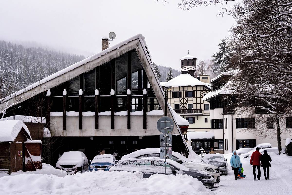 Špindlerův Mlýn se prezentuje jako luxusní lyžařské středisko. Ale není tomu tak všude.