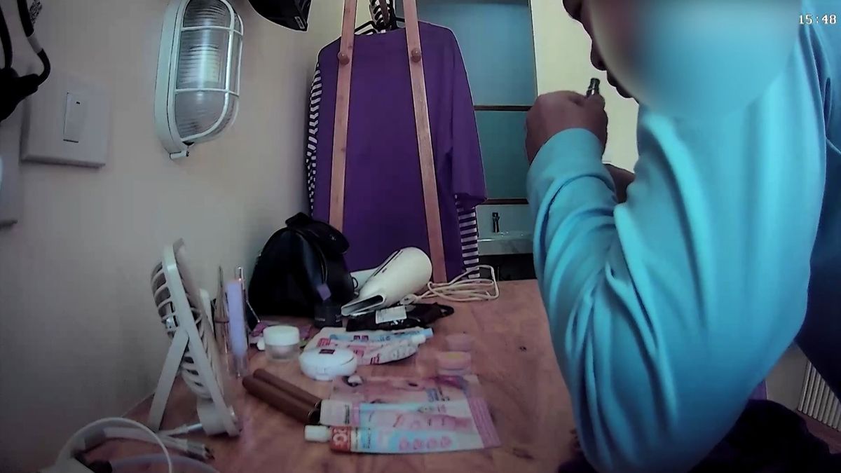 Thajská pokojská si zpestřila práci zkoušením kosmetiky hosta