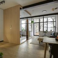 Povrch nábytkového boxu je pokryt zrcadly.