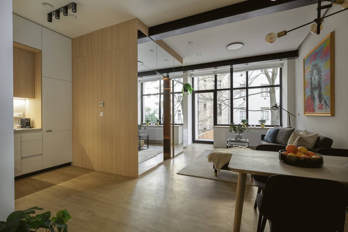 Povrch nábytkového boxu je pokryt zrcadly.