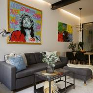 Obývacímu prostoru dominuje barevný obraz Ježíše.