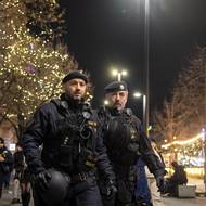 Policie byla v ulicích všudypřítomná.