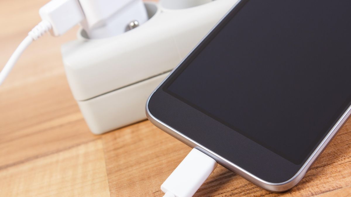Desítky mobilů mají stále konektor, který byl zakázán
