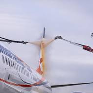 Na každém letadle pracují souběžně dvě plošiny. Každá z jedné strany letadla. Odmrazuje se hlavně, když je teplota těsně pod nulou. Při větších mrazech často není taková vlhkost a případů námrazy je míň. 