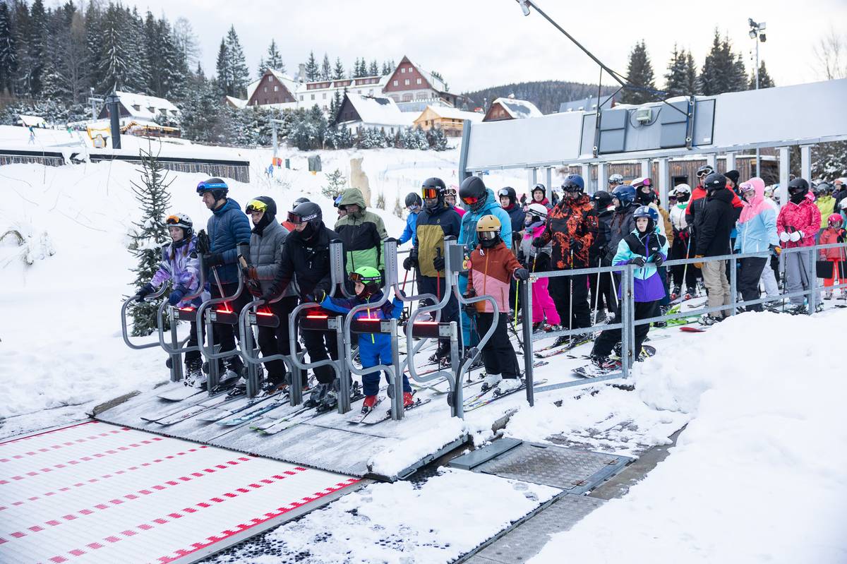 Čekání na vlek na Kopřivnou trvá vždy několik minut, ve špičce až kolem sedmi minut.
