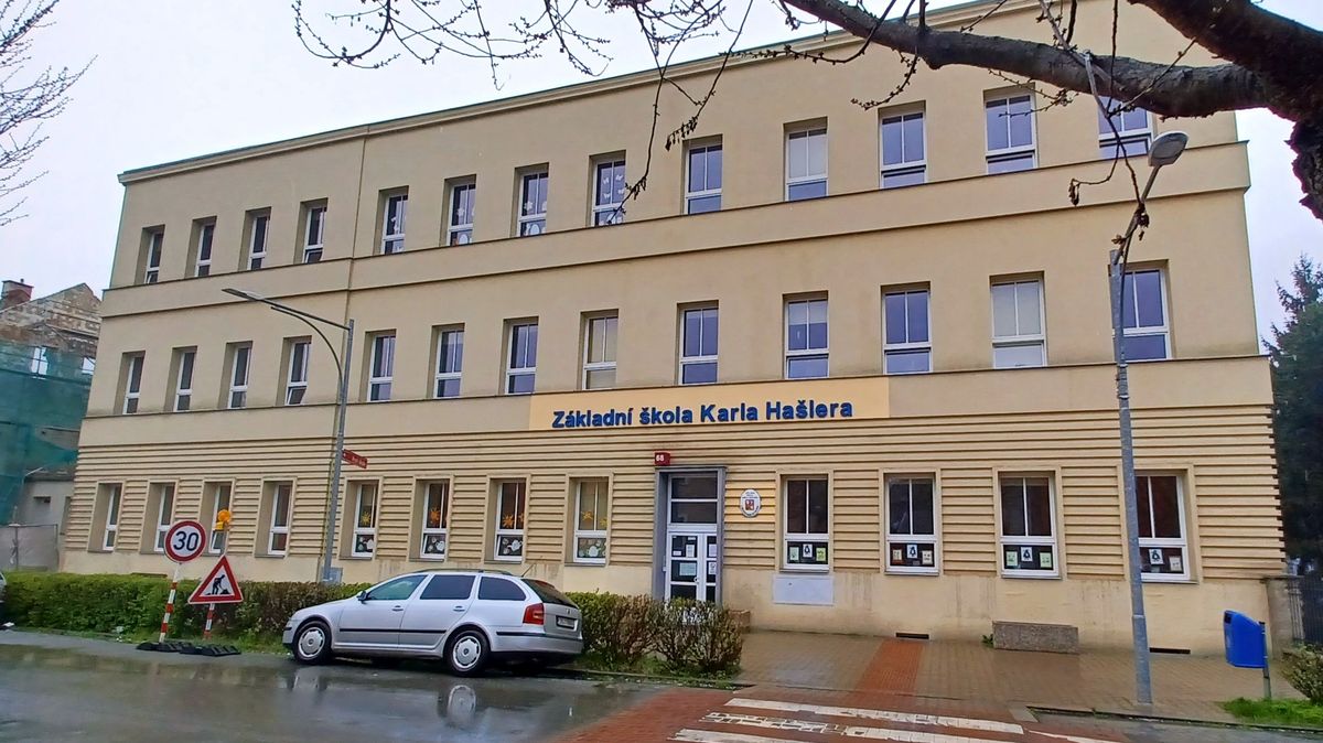 Žák vyhrožoval násilím základce u Prahy. Od rána ji bude hlídat policie