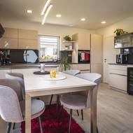 Nejdříve si majitelé udělali linku a mysleli si, že vhodný nábytek dokoupí v řetězcích. Nakonec zjistili, že ten správný nábytek si budou muset nechat vyrobit na míru. 