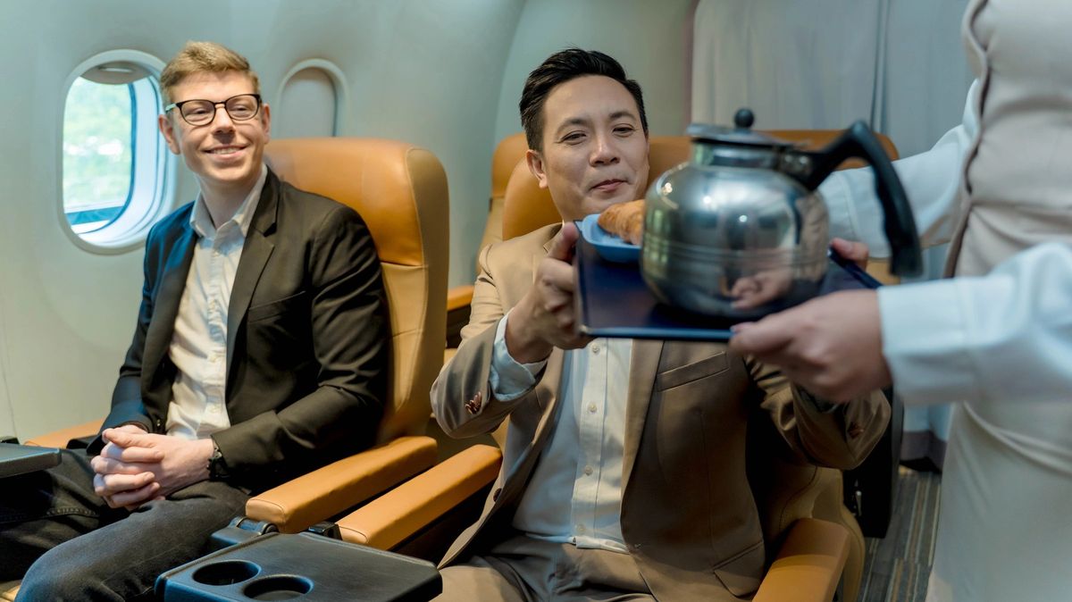 Nepijte kávu a čaj v letadlech, varuje doktor na základě výsledků tříleté studie