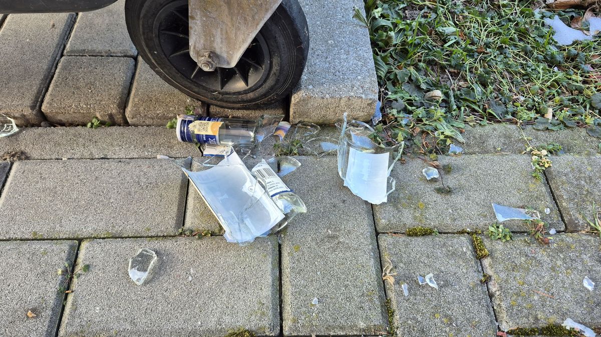 Obyvatele paneláku v Příboře terorizuje soused. Mají z něj strach, po ženě hodil z okna poleno