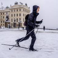 Stopy běžkařů vedou od hradu na Petřín a dále pak do obory Hvězda.