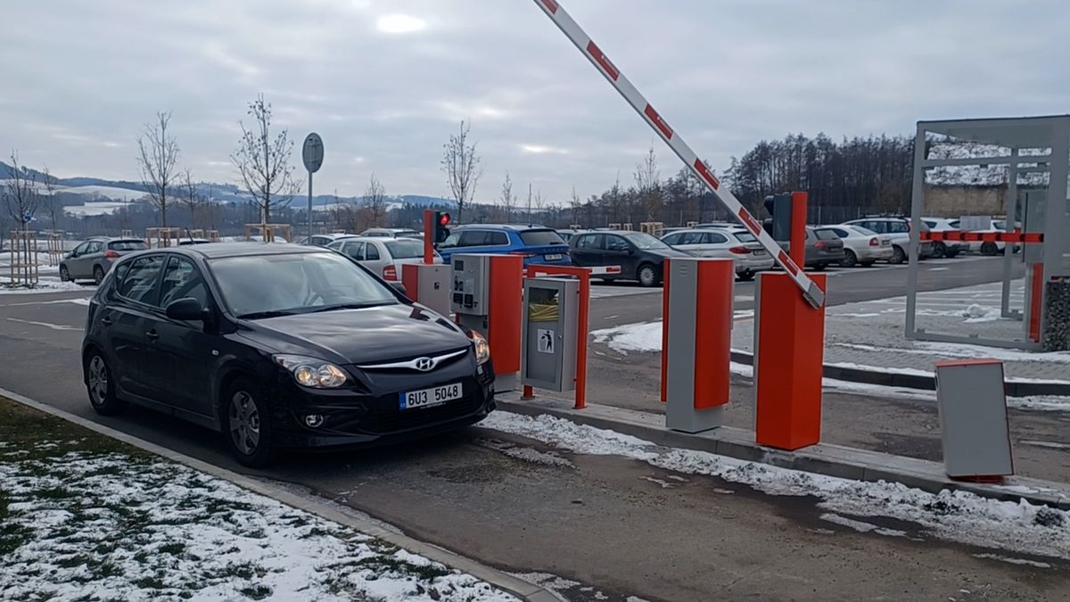 Parkoviště za miliony na Benešovsku mělo řadu závad, lidem se budou vracet peníze
