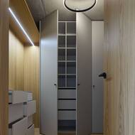 K čemu skříně, když máte doma takovouto krásnou prostornou šatnu?