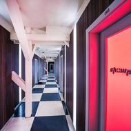 Chodba s pokoji v Showparku v pražských Holešovicích