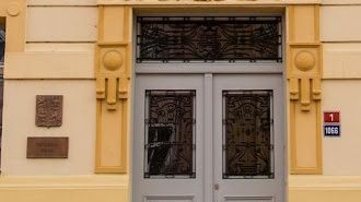 Tělocvikář odsouzený za sexuální zneužívání žákyň porušil podmínku. Přes zákaz trénoval děti