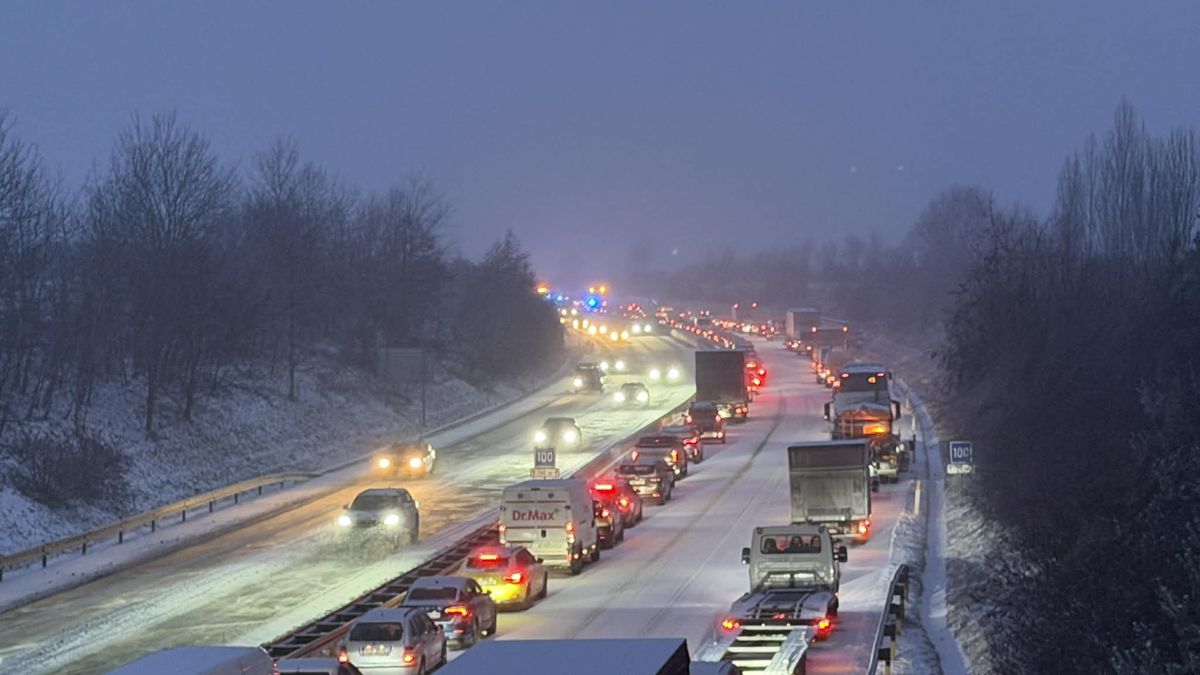 D1 za Prahou zablokoval kamion. Sníh komplikuje dopravu