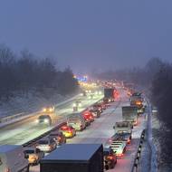 Kolony na dálnici D6 kvůli převrácenému kamionu