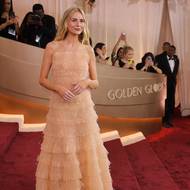 Nádherné šaty Armani Privé z úplně průsvitné tělové látky slušely herečce Justine Lupeové.