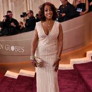 Gayle Kingová v překrásných šatech kopírujících její ženskou postavu.