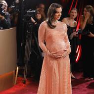 Okouzlující byla v něžných meruňkových šatech také těhotná Hailee Steinfeldová.