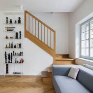 Upravené původní schodiště dál dobře slouží. 