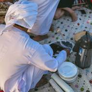 U večerního posezení nemůže chybět káva, čaj, datle a další pochutiny.