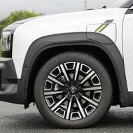 Nabíjecí zásuvka je na levém předním blatníku, podběhy vyplňují 18" litá kola.