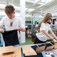 Šály a nákrčníky pak i ručně pro budoucí zákazníky zabalili.