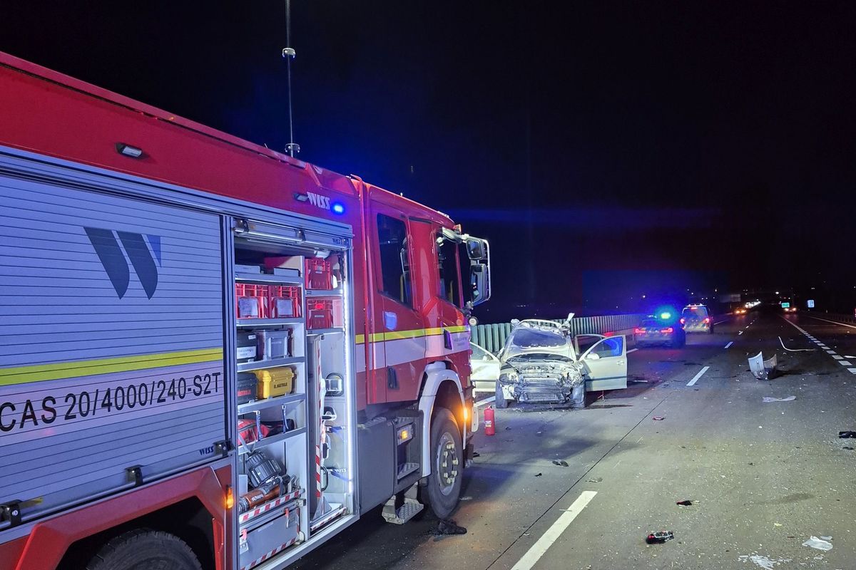 Nehoda uzavřela dálnici D1 na Kroměřížsku. Hasiči z auta vyprošťovali dvě osoby