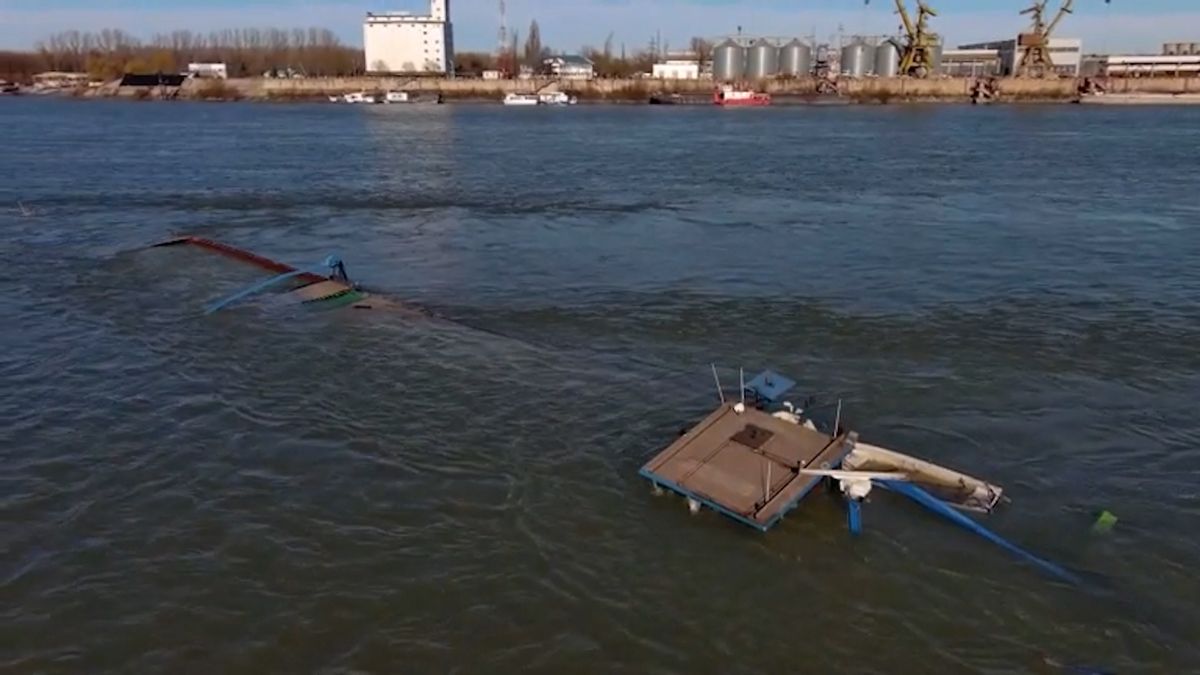 Na Dunaji se potopila loď s hnojivy