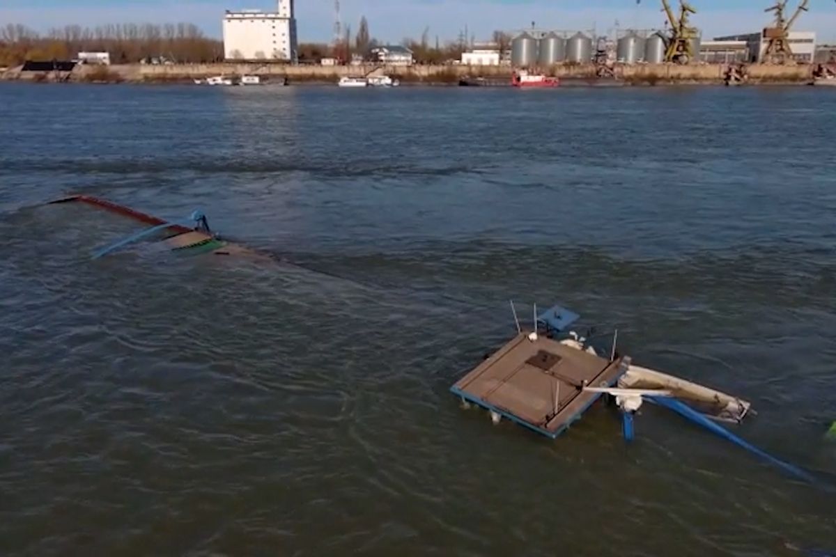 Na Dunaji se potopila loď s hnojivy