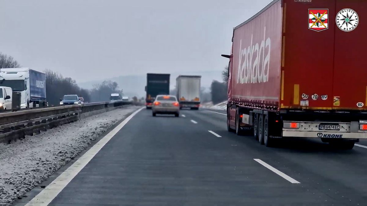 Levý pruh dálnice je pro předjíždění, ne pro stálou jízdu. Policisté na D2 u Brna trestali šoféry