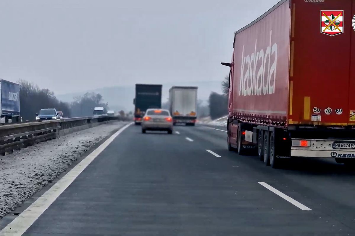 Levý pruh dálnice je pro předjíždění, ne pro stálou jízdu. Policisté na D2 u Brna trestali šoféry