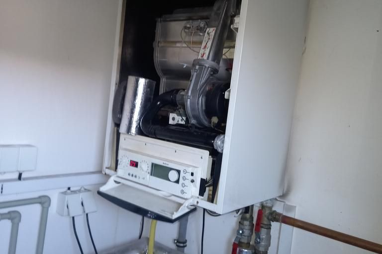 Dva lidé se ve Dvoře Králové nadýchali oxidu uhelnatého