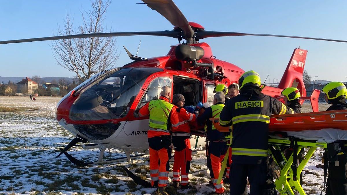 Muž z okna vyhazoval hořící matraci, popálil se na padesáti procentech těla