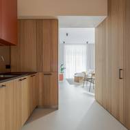 Vestavěné skříně různého typu a velikosti kopírují stěny téměř celého bytu.