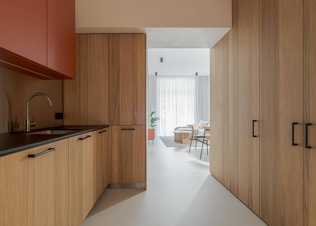 Vestavěné skříně různého typu a velikosti kopírují stěny téměř celého bytu.