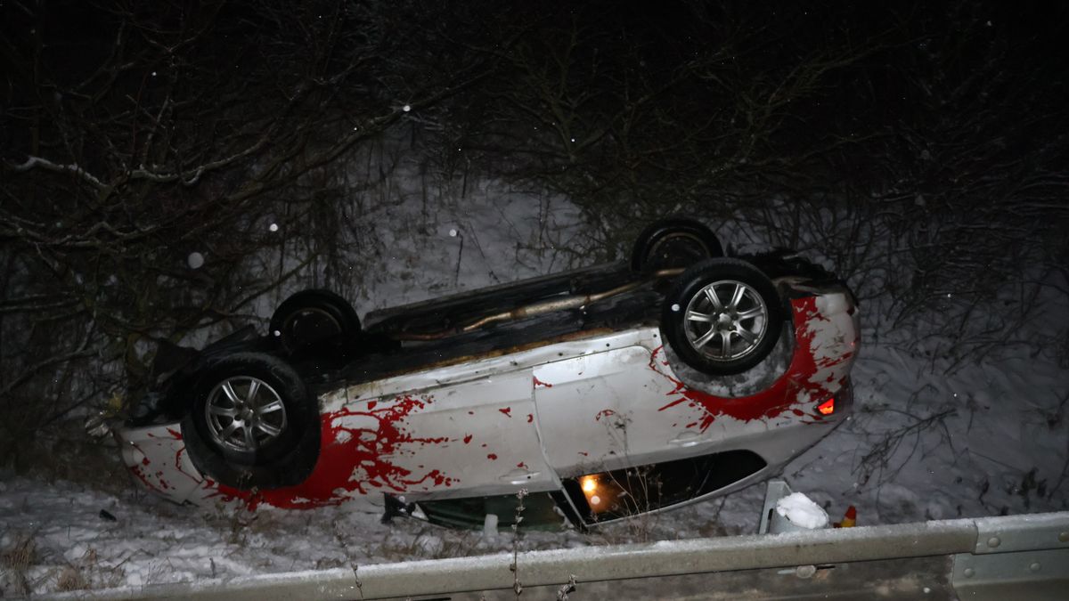 Opilý řidič nezvládl u Olomouce jízdu na sněhu a skončil zraněný v nemocnici