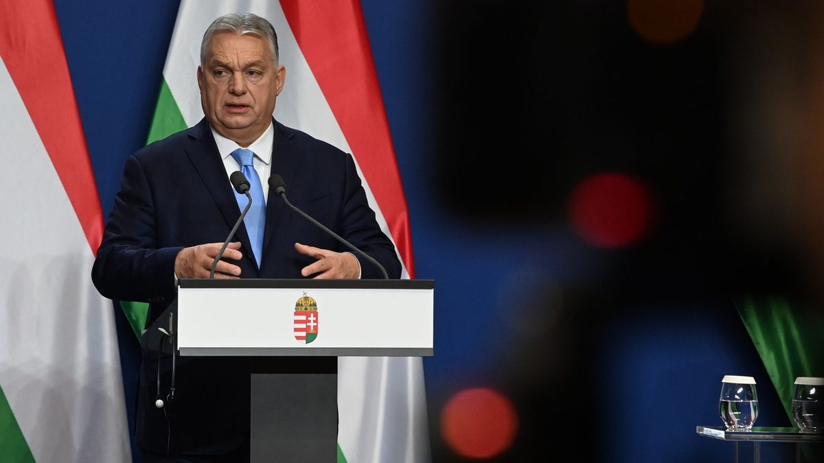 „Summity v Bruselu jsou válečnými poradami.“ Orbán sází před volbami na protiunijní notu