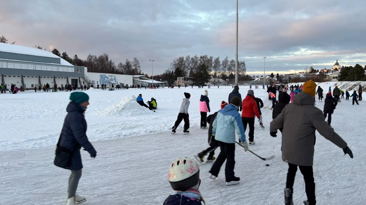 Ve městě Martiny Sáblíkové vytvořili po letech ledový ovál, zájem bruslařů byl první den obrovský