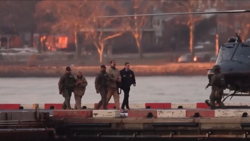 Madura s manželkou eskortovali k soudu